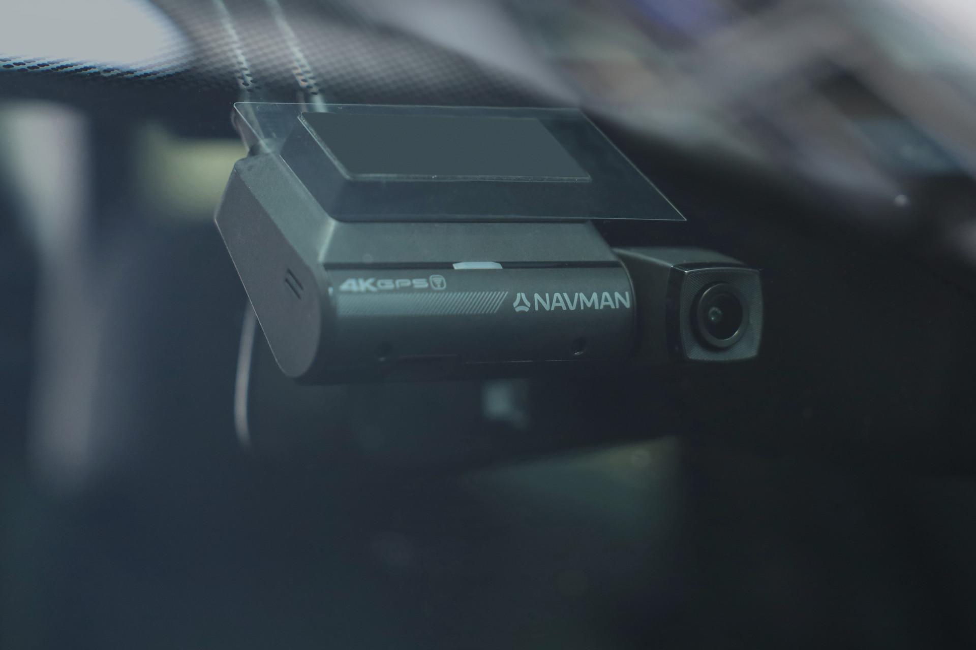 Navman's latest dash cam sees nearly 360 degrees of your car